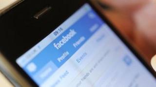 Gwefan Facebook ar ffôn symudol