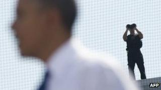 Member of the US Secret Service keeps watch as US President Barack Obama campaigns at a rally in Woodbridge, Virginia, on 21/09/12