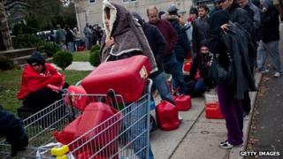 New Yorkers queue for fuel in Staten Island (3 Nov 2012)