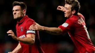 Johnnie Jackson (chwith) yn dathlu ei ail gôl i Charlton yn erbyn Caerdydd