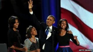 Yr Arlywydd Barack Obama yn dathlu gyda'i wraig Michelle Obama a'i ferched Sasha a Malia