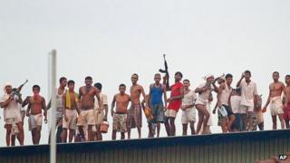 Prisoners on the roof of the Welikada prison (November 2012)
