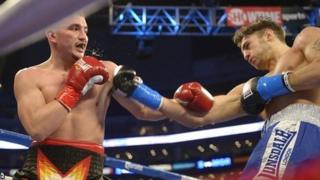 Nathan Cleverly (ar y dde) yn ergydio Shawn Hawk