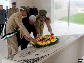 Mahmoud Abbas lays a wreath on the tomb of Yasser Arafat in Ramallah (11 November 2012)