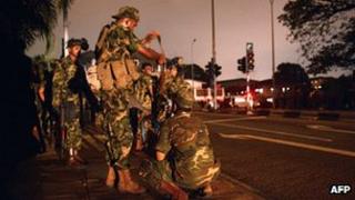 Sri Lankan soldiers outside Colombo's main prison