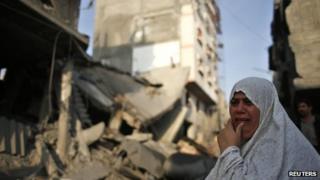 A Palestinian woman weeps in front of a wrecked house in Gaza City (19 November 2012)