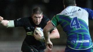 Adam Jones yn herio Connacht