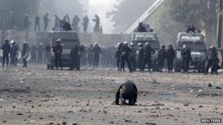 Protester in Cairo faces dozens of Egyptian police (25 November 2012)