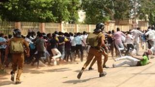 Security forces chase students outside Jaffna University 28 Nov 2012