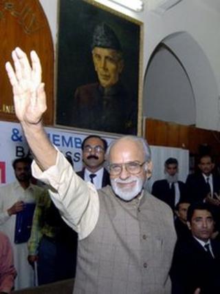 In this photograph taken on October 15, 2004, former Indian Prime Minister Inder Kumar Gujral waves during his visit to the Lahore High Court in Lahore.