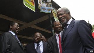 Former United Nations secretary-general Kofi Annan (R) arrives at a voter registration centre in the Kenyan capital Nairobi on December 3, 2012
