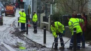 Gweithwyr yn clirio ar ôl llifogydd yng Ngogledd Cymru ym mis Tachwedd