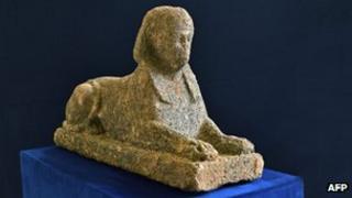The stolen sphinx