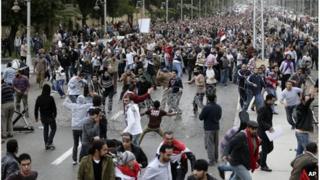 Protesters clash near the presidential palace in Cairo, Egypt (5 Dec 2012)