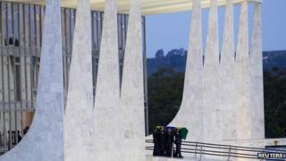 Oscar Niemeyer's coffin being taken from the presidential palace in Brasilia (7 Dec)