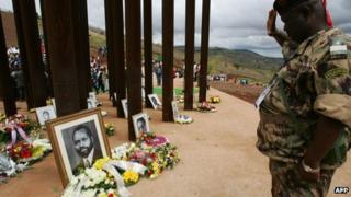 A Mozambican soldier pays his respects at the memorial on the Mbuzini hillside where Mozambican President Samora Machel died (19 October 2006)
