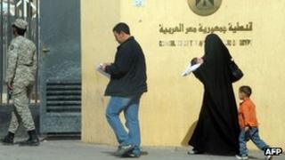 Egyptian voters arriving at their embassy in Riyadh to take part in a referendum (12 Dec)