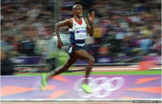 Great Britains Mo Farah heads down the home straight to win gold in the 10,000m at the London 2012 Olympics