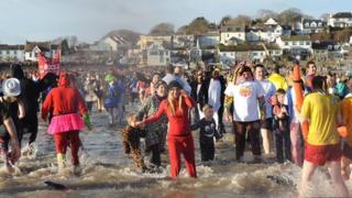 Nofwyr yn y môr yn Saundersfoot ar Ionawr 1 2013