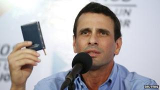 Capriles with the Venezuelan constitution