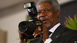 Kofi Annan with a camera in South Africa (Archive shot - 2002)