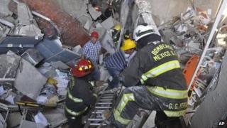 Emergency services in Mexico City at the site of blast in the Pemex tower (31 Jan)