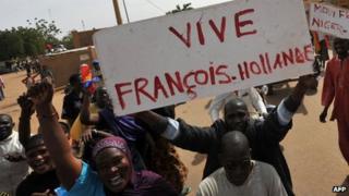 People hold a sign reading "Long live Francois Hollande" in Ansongo, northern Mali, 29 January 2013
