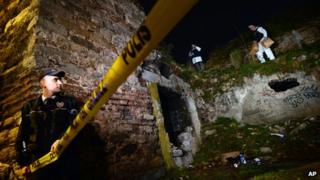 Turkish police search for Sarai Sierra near the remnants of ancient city walls in Istanbul (2 February 2013)