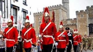 Y Cafalri Cymreig yn gorymdeithio drwy Gaerdydd