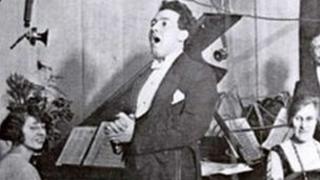 Mostyn Thomas yn canu yn stowdio 5WA Caerdydd yn 1923