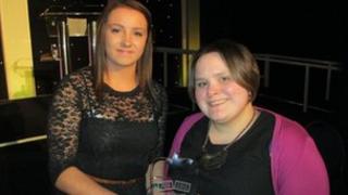 Swyddogion y Prosiect, Carmel Roberts a Bethan Mair, gyda’u gwobr