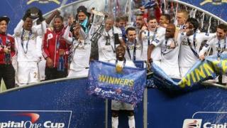 Abertawe'n dathlu ennill Cwpan Capital One