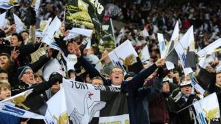 Cefnogwyr Abertawe yn Wembley