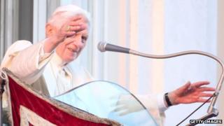 Benedict XVI waves to pilgrims at Castel Gandolfo (Photo: 28 February 2013)