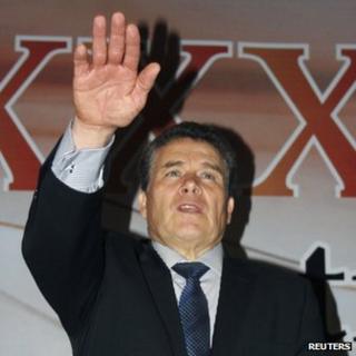 Juan Diaz de la Torre takes the oath while being sworn in as the new leader of the SNTE on 28 February