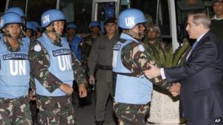 Jordanian Foreign Minister, Nasser Judeh, right, welcomes 21 Filipino UN peacekeepers after their arrival in Amman, 9 March 2013.