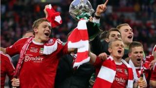 Chwaraewyr Wrecsam yn dathlu ennill Tlws yr FA