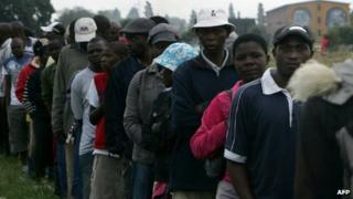 Zimbabweans queue in referendum on 16/3/13