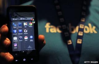 Facebook employee with an HTC phone with Facebook Home on screen