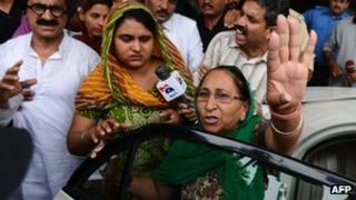 Swapandip (C), and Dalbir Kaur (R), the respective daughter and sister of Sarabjit Singh, an Indian prisoner held in Pakistan, gesture as they leave from a hospital in Lahore on April 29, 2013. P