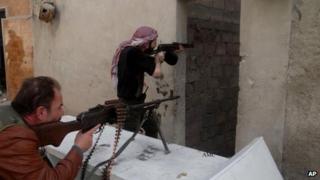 Free Syrian Army fighters battle with government troops in Aleppo. Photo: April 2013