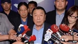 Philippine special envoy Amadeo Perez (C) reads a statement of apology at Taoyuan International Airport on 16 May 2013
