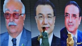 Portraits in Rawalpindi of visiting Chinese Premier Li Keqiang (centre), Pakistani President Asif Ali Zardari (right), and caretaker Prime Minister Mir Hazar Khan Khoso (left) on 21 May 2013