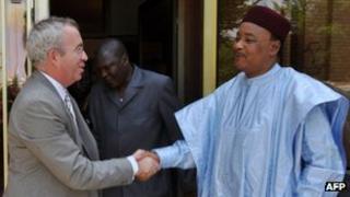 Niger President Mahamadou Issoufou (R) with Luc Oursel,chief executive of Areva (May 25 2013)