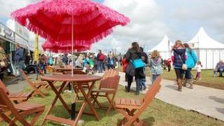 Ymbarel haul ar faes Eisteddfod