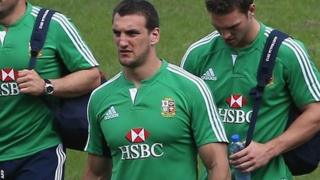 Sam Warburton yn hyfforddi gyda'r Llewod yn Hong Kong