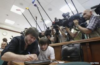 Two of the defendants, Dzhabrail (L) and Ibragim Makhmudov, in court in Moscow, 3 June