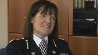 Cyn brif gwnstabl Heddlu Gwent Carmel Napier