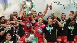 Toulon yn dathlu ennill Cwpan Heineken eleni