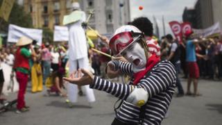 Turkish art group performs in support of protesters at Taksim Square in Istanbul (5 June 2013)